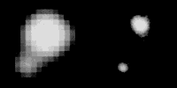 Pluton et Charon observés de la Terre (à gauche) et grâce au HST (à droite)